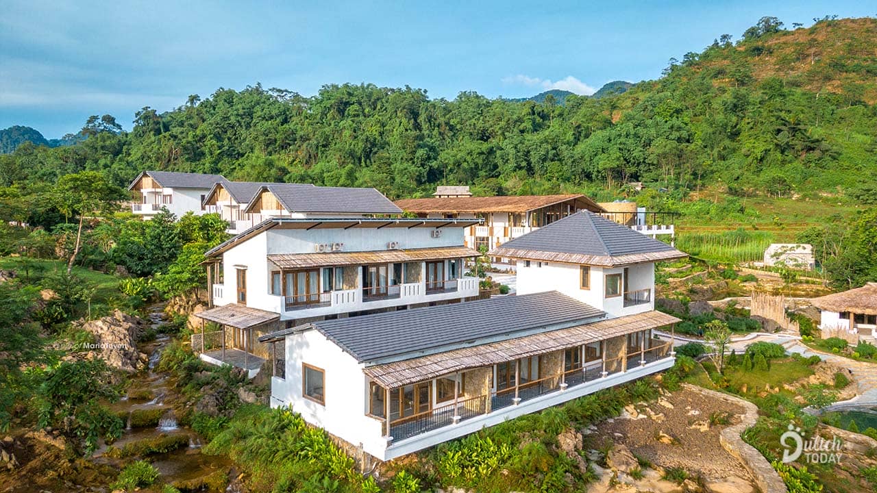 Resort có địa thế gần giống với Hà Giang, vừa có dòng sông tự nhiên chảy qua, lại nằm trên bãi đá tai mèo ở dốc sườn núi