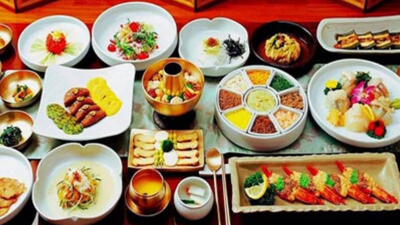 Du khách còn được thưởng thức những món ăn đặc sản được yêu thích nhất tại Hàn trong tour.