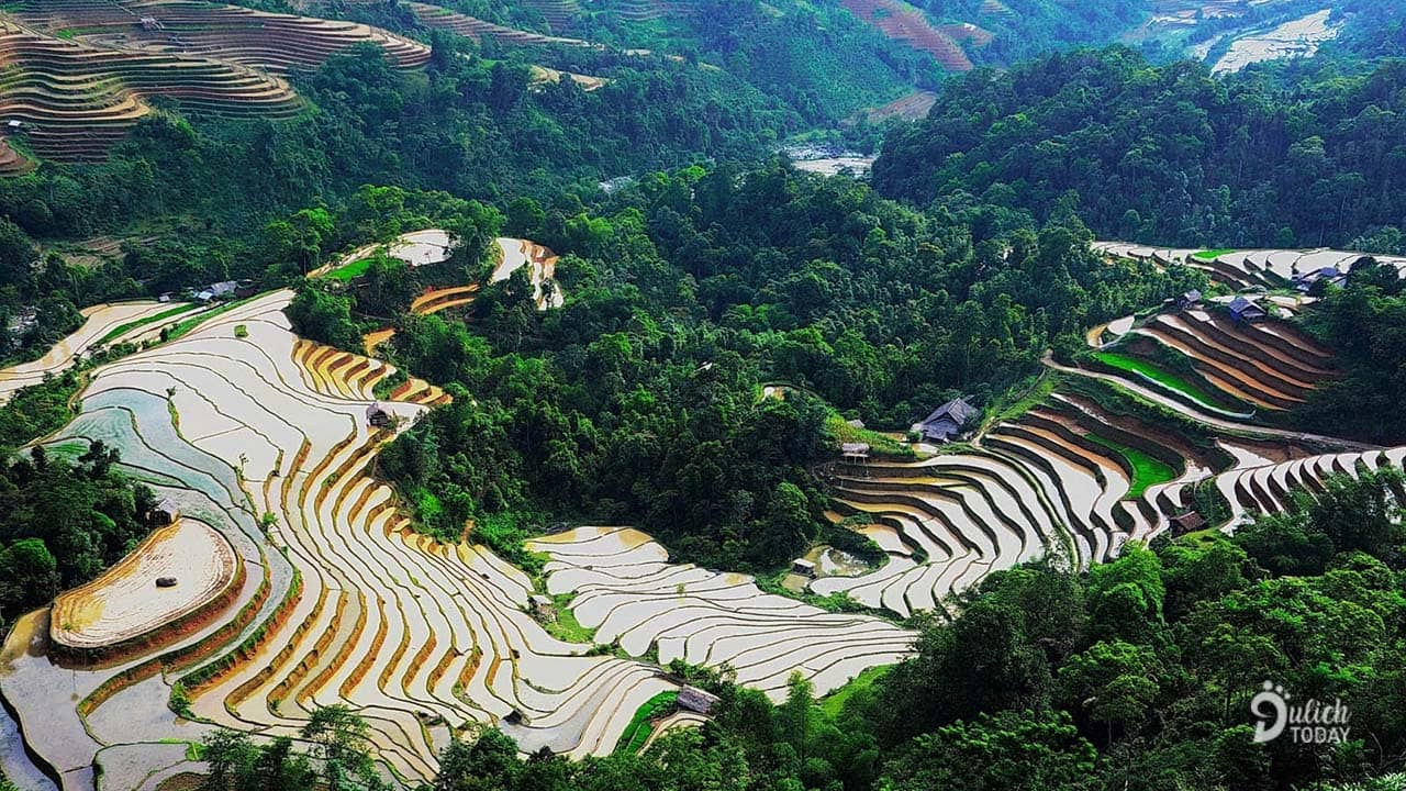 Cảnh đẹp Hà Giang mùa nước đổ khiến cho ruộng bậc thang lóng lánh như được tráng gương