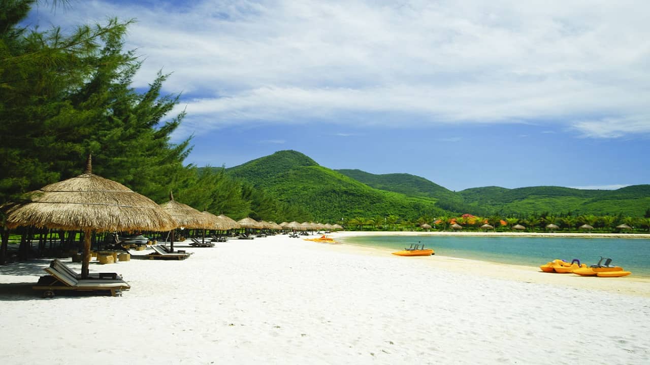 Du khách cũng được tự do tắm biển, nằm dài trên bãi cát trắng mịn màng để lắng nghe sóng biển