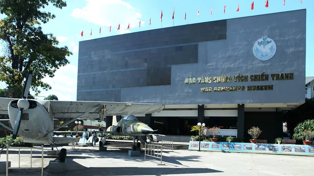 Điểm dừng chân đầu tiên trong city tour Sài Gòn này sẽ là bảo tàng chứng tích chiến tranh