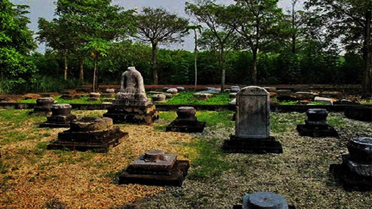 Bia đá cổ tại đền An Sinh chứng minh tuổi tác của đền 