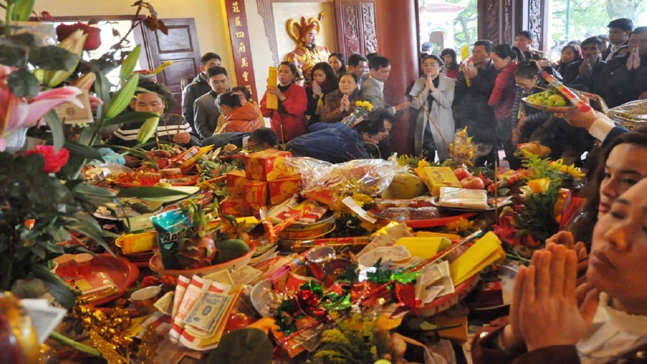Tại chùa Cái Bầu Quảng Ninh, Bạn chỉ cần dâng hương và sắm thêm các lễ chay đơn giản như: quả, hoa, chè, kẹo,...