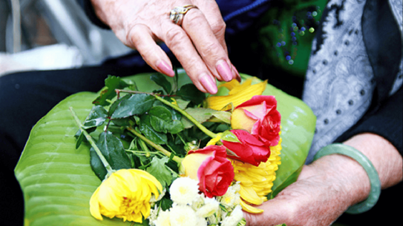 Hoa dùng để dâng lên Phật nên chọn hoa sen, hoa hồng, cúc, hoa mẫu đơn
