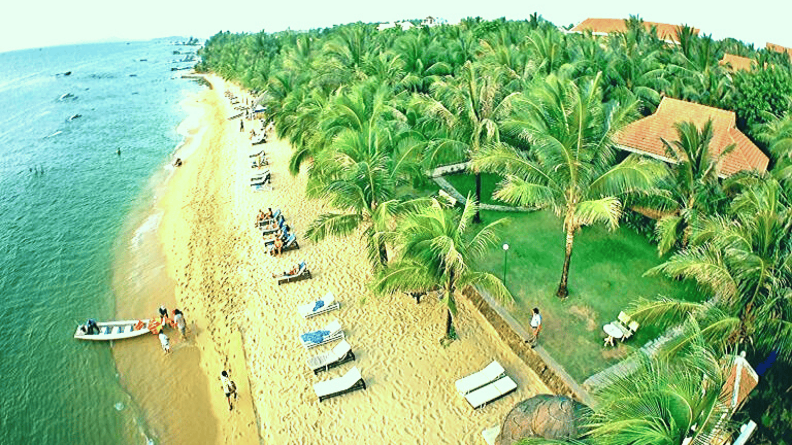 Bãi Sau nổi tiếng với hàng dừa cong vút, bãi biển trải dài
