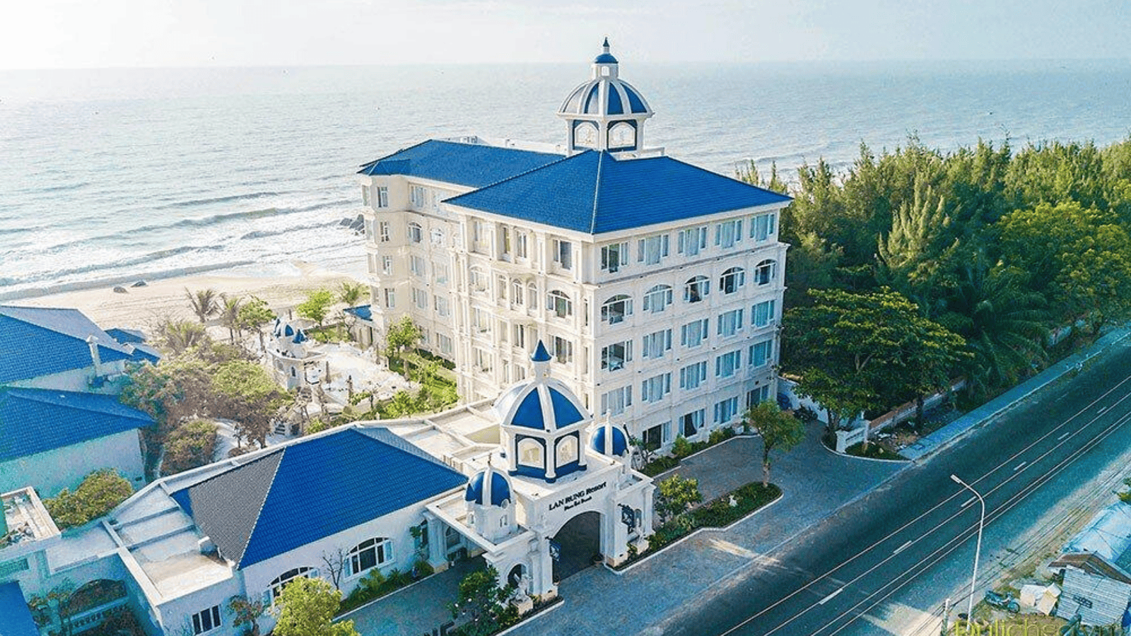 Lan Rừng Resort & Spa là khu nghỉ dưỡng cao cấp nằm sát bờ biển