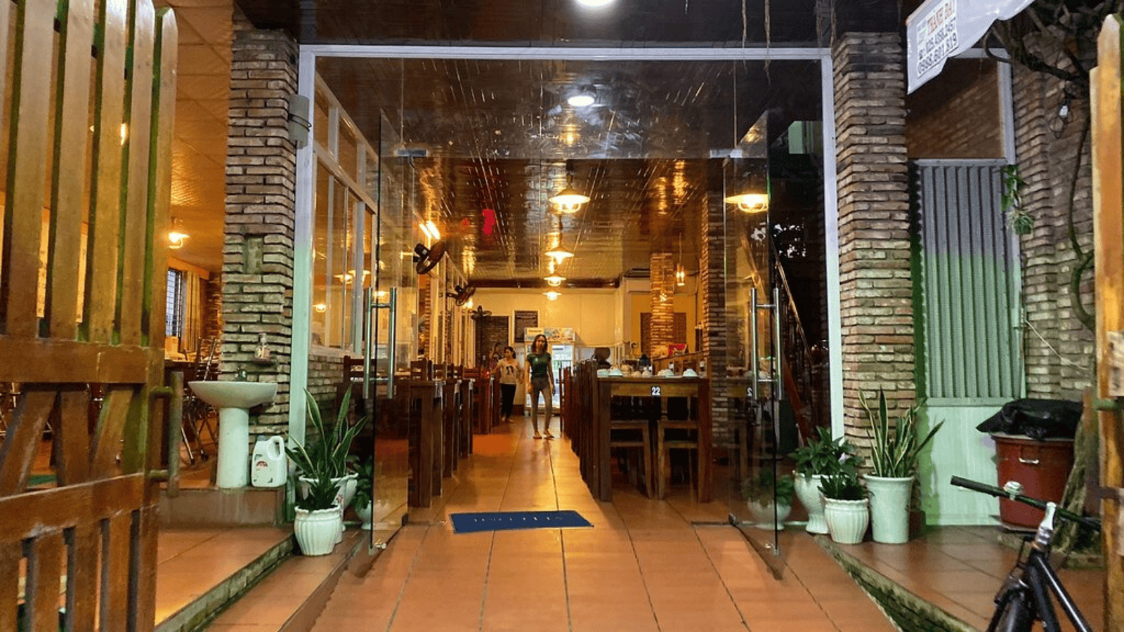 Có khá nhiều nhà hàng rộng rãi, phục vụ nhóm đoàn khách đông người quanh Bãi Đầm Trầu