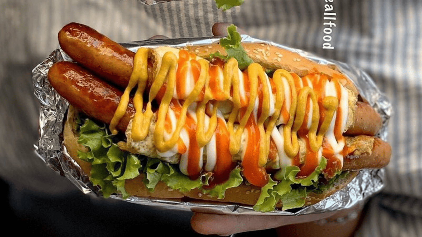 Đây là một trong những tiệm hotdog phô mai takeaway ngon nhất Sài Thành