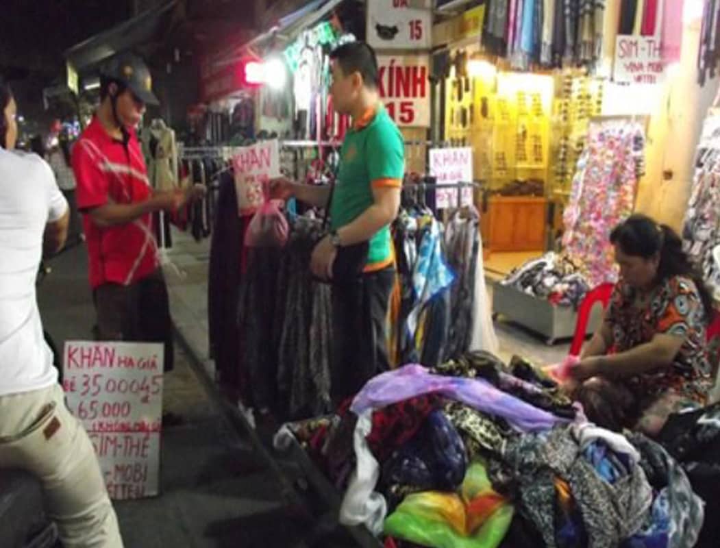 Chợ đêm dịch vọng - 1 trong những chợ đêm cho sinh viên Hà Nội