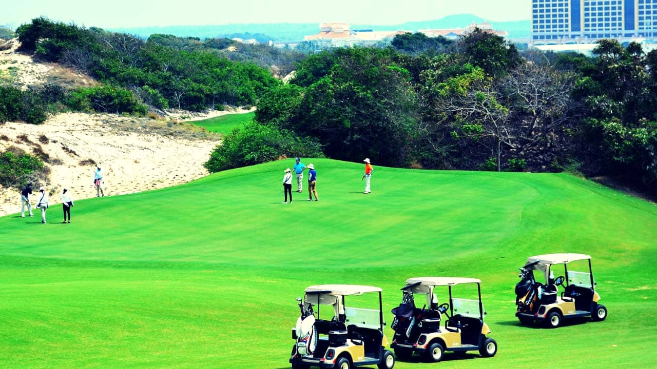Địa hình quanh co cùng với nằm cạnh biển sức gió mạnh là điểm hấp dẫn đặc biệt thách thức mà các golf thủ rất thích ở The Bluffs.