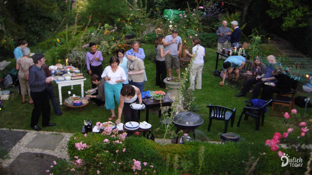 Tổ chức tiệc tại sân vườn trong biệt thự Ruby Luxury Villa RL08 - R7 Blue Sapphire