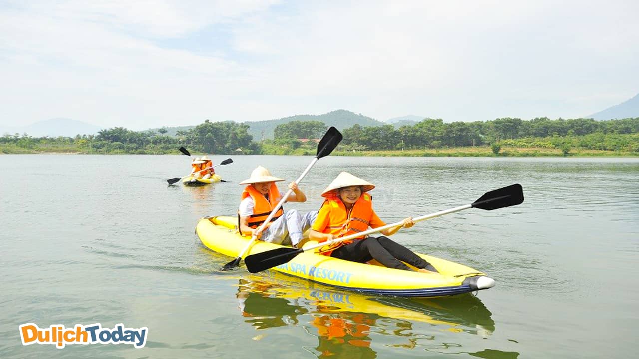 Chèo thuyền Kayak là một trong những trò chơi được các bạn trẻ yêu thích