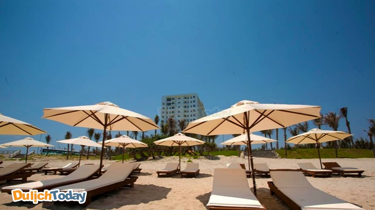 Ghế dài tắm nắng tại bãi biển riêng của Dessole Lion Beach Resort 4 sao Nha Trang