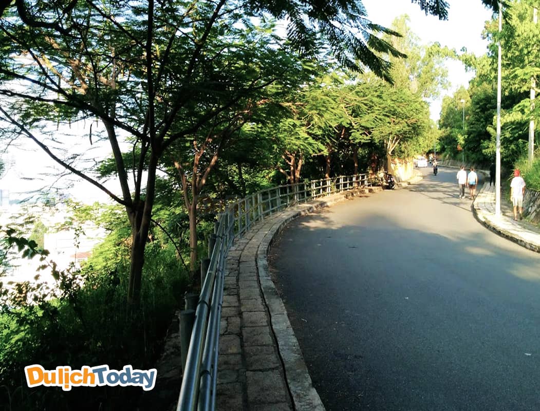 Núi Viba đường nơi đi bộ của nhiều người dân địa phương Vũng Tàu