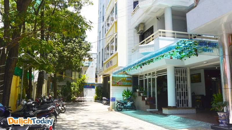 VietGrand là khách sạn 2 sao Nha Trang gần biển nằm trong hẻm nhỏ trên đường Trần Phú