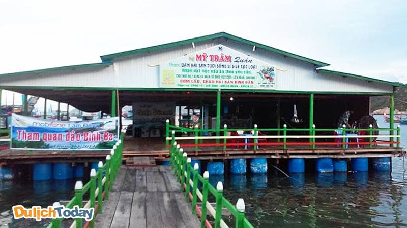 Mỹ Trâm Quán là một nhà bè tại bãi Nồm phục vụ món ăn bình dân và hải sản