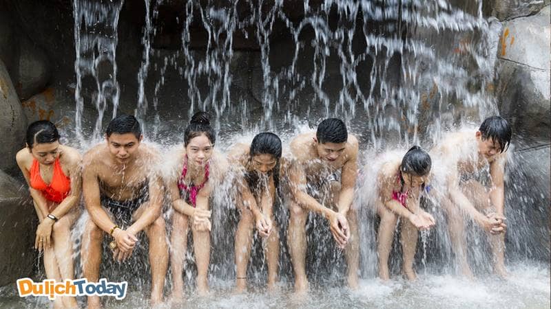 Tắm thác nước tại Tháp Bà Spa là một cách massage cơ thể hữu hiệu