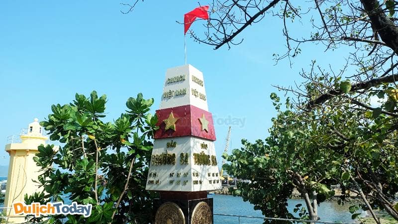 Mô hình Cột mốc chủ quyền nằm trong công viên Trường Sa của Viện Hải Dương học Nha Trang