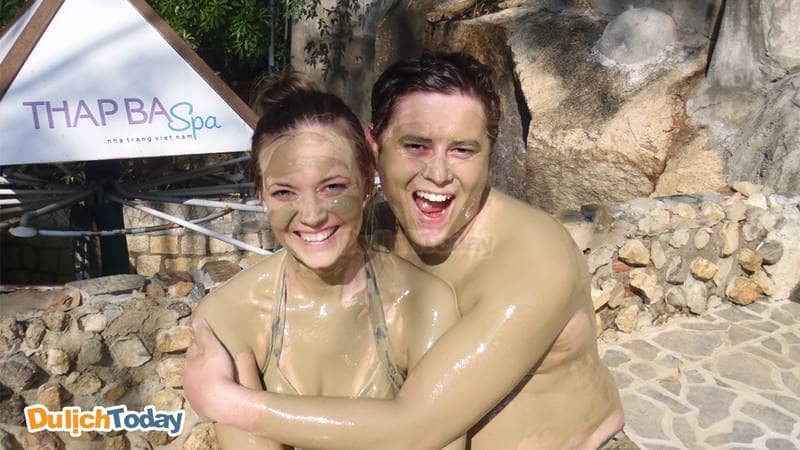 Những giây phút thư giãn vui vẻ cùng người yêu khi trải nghiệm tắm bùn Tháp Bà Nha Trang