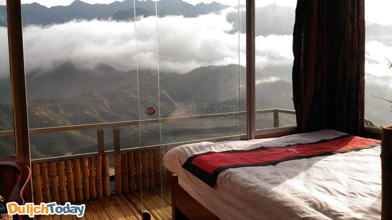 Khung cửa sổ mở ra như một bức tranh hùng vĩ của núi rừng Sapa