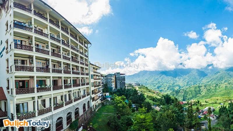 Từ khách sạn Bamboo Sapa du khách có thể ngắm toàn cảnh thung lũng tươi đẹp phía dưới
