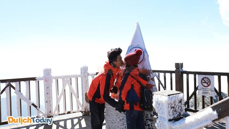 Trao nhau nụ hôn cho nhau trên đỉnh Fansipan khi tuyết rơi ở Sapa tháng 12