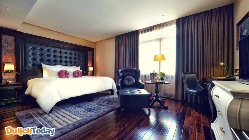 Phòng ngủ mang phong cách Châu Âu tại khách sạn Paradies Suites