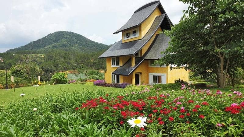 Các căn biệt thự ngập tràn sắc xanh của thảm cỏ và sắc rực rỡ của các loài hoa. Nguồn: Internet