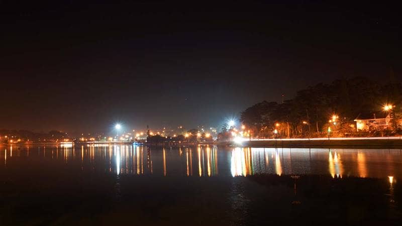 Cảnh đêm hồ Xuân Hương Đà Lạt lung linh dưới ánh đèn điện. Nguồn: Internet
