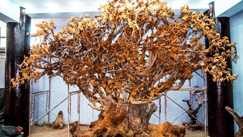 Tác phẩm "Song Tùng Bách Hạc" điêu khắc hai cây tùng với 120 con chim hạc làm từ gỗ sao, cao 4,5m và rộng 7,2m. Nguồn: Internet