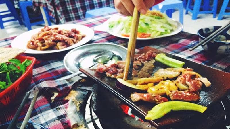 Thưởng thức thịt rừng nướng ở hồ Tuyền Lâm. Nguồn: Internet
