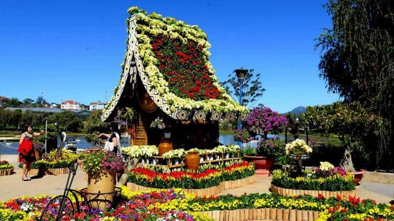 Hoa được trang trí thành hình nhà rông ở Festival hoa Đà Lạt