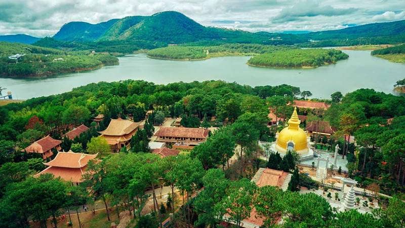 Thiền viện sở hữu khung cảnh sơn thủy hữu tình do nằm trên đỉnh đồi ngay bên cạnh hồ Tuyền Lâm. Nguồn: Internet