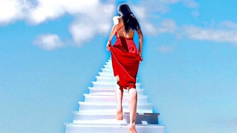 Váy đỏ nổi bật ở nấc thang lên thiên đường ở Đà Lạt