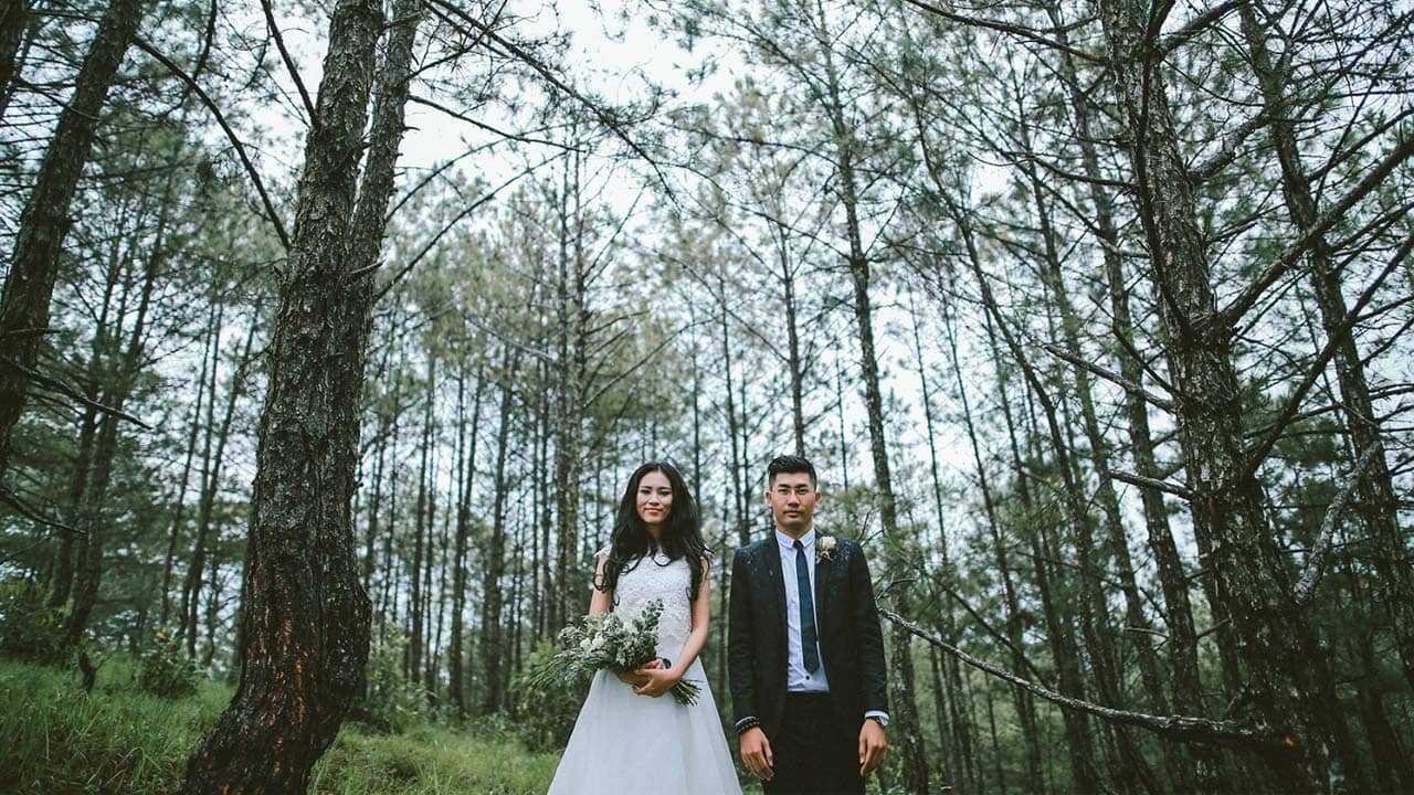 Cặp đôi chụp ảnh cưới bên trong khu rừng thông bao quanh Dinh 1 Đà Lạt. Nguồn: Internet