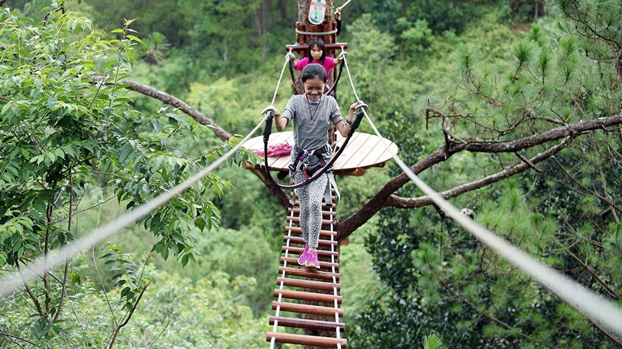 Thử thách đi cầu treo trên cao ở hành trình đu dây mạo hiểm tại thác Datanla. Nguồn: Internet