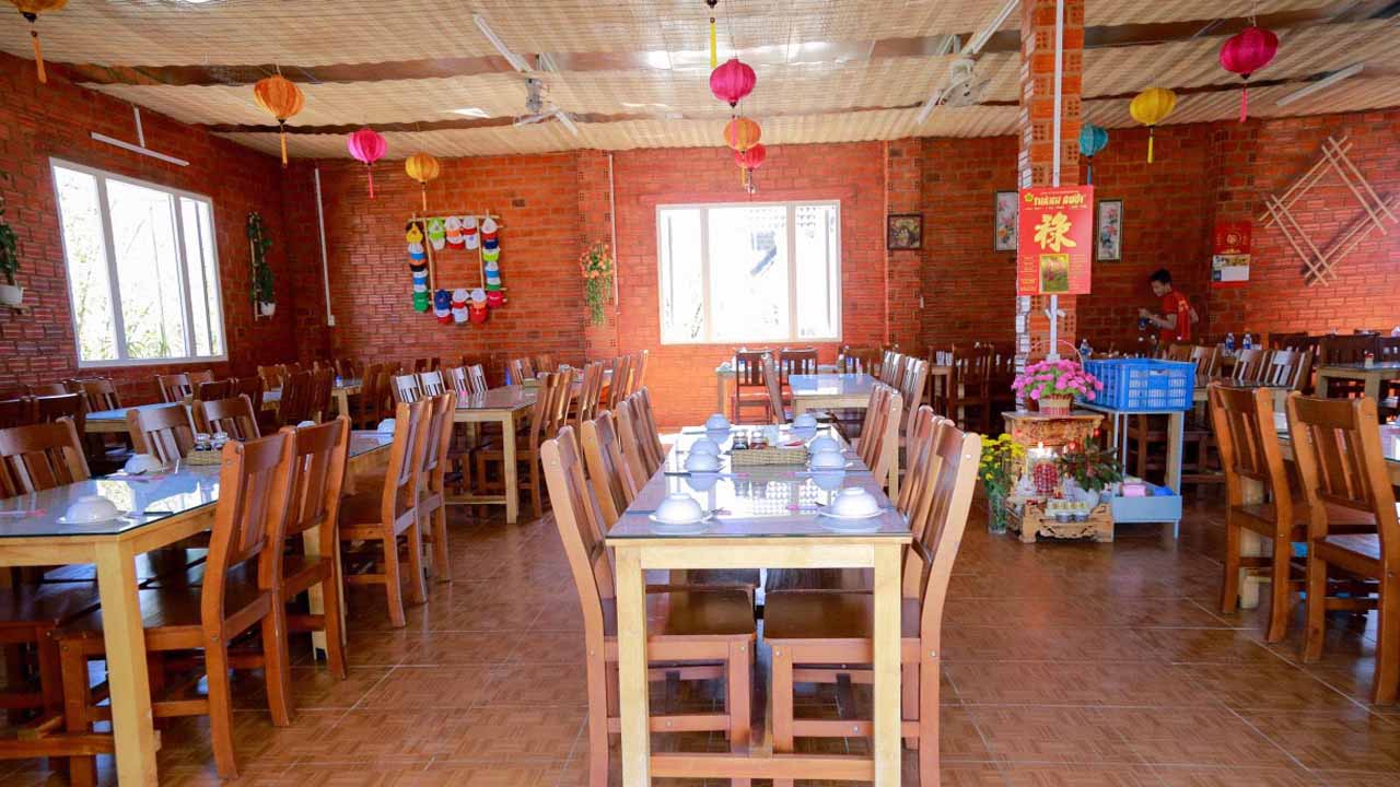 Không gian quán cơm niêu Hương Việt rộng rãi, với tường gạch đỏ ấm áp. Nguồn: Internet
