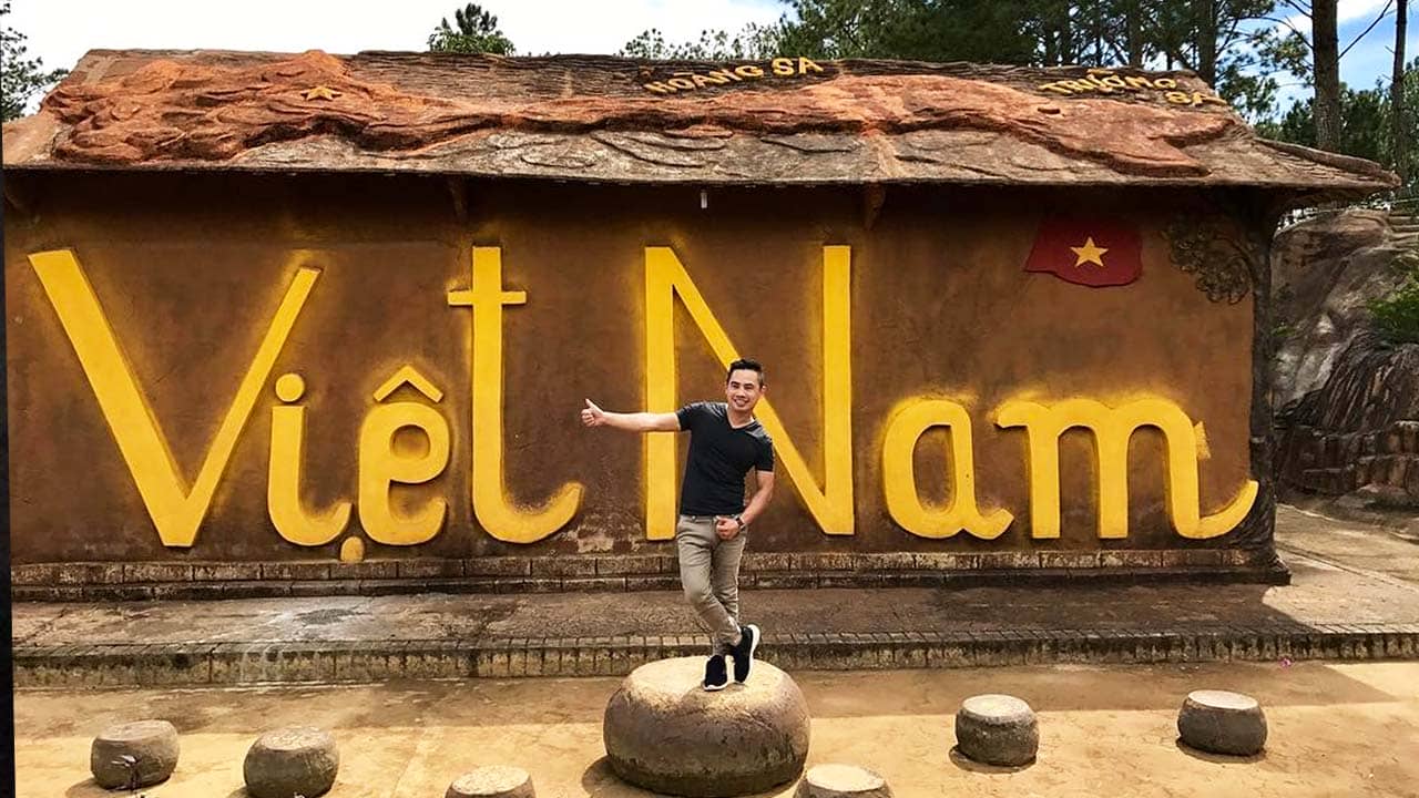 Hình ảnh căn nhà đất sét thể hiện tinh thần Việt Nam tại đường hầm điêu khắc. Nguồn: Internet