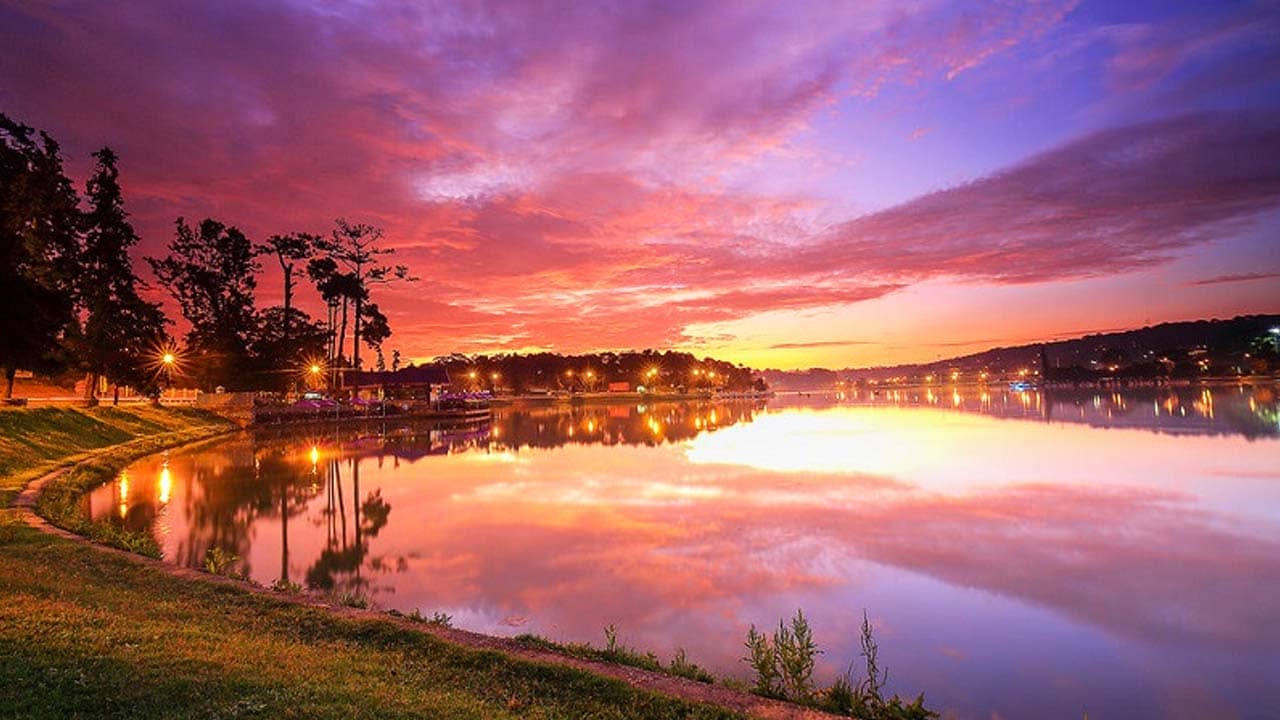 Trời hoàng hôn ráng chiều ngay trước lúc tắt nắng ở hồ Xuân Hương. Nguồn: Internet