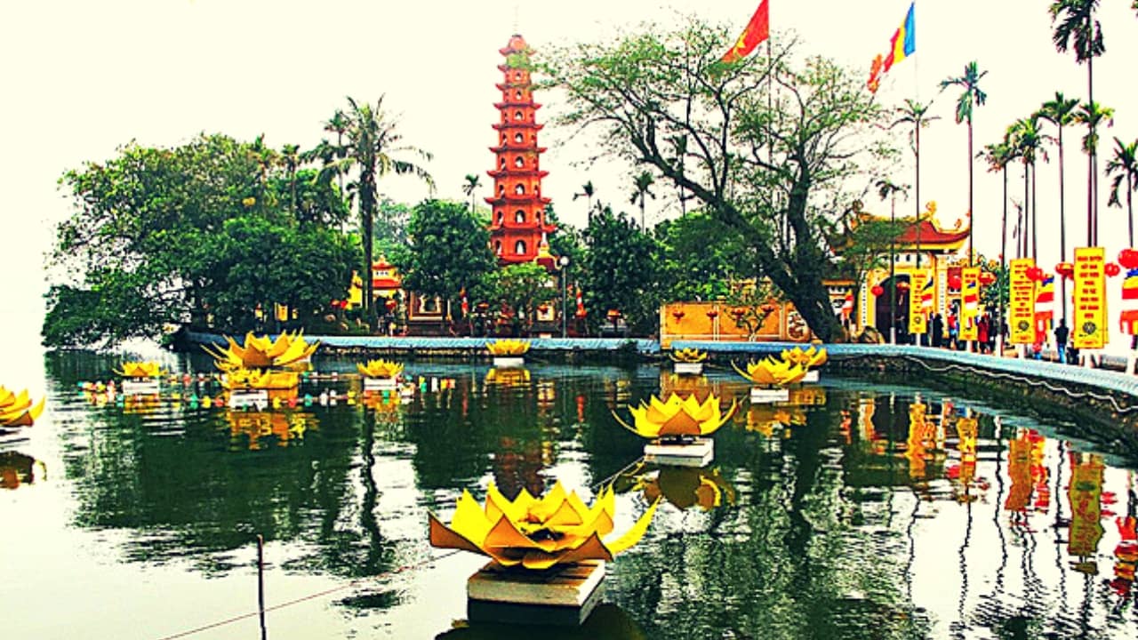 Chùa Trấn Quốc - ngôi chùa thiêng nhất ở Hà Nội