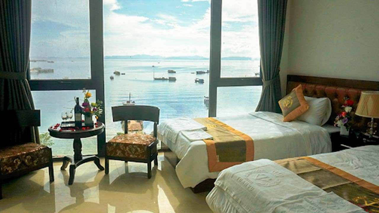 Khách sạn Tuấn Vũ Cô Tô với phòng ngủ lịch sự, cửa kính mặt lớn tại không gian mở nhìn ra biển. Nguồn: Internet