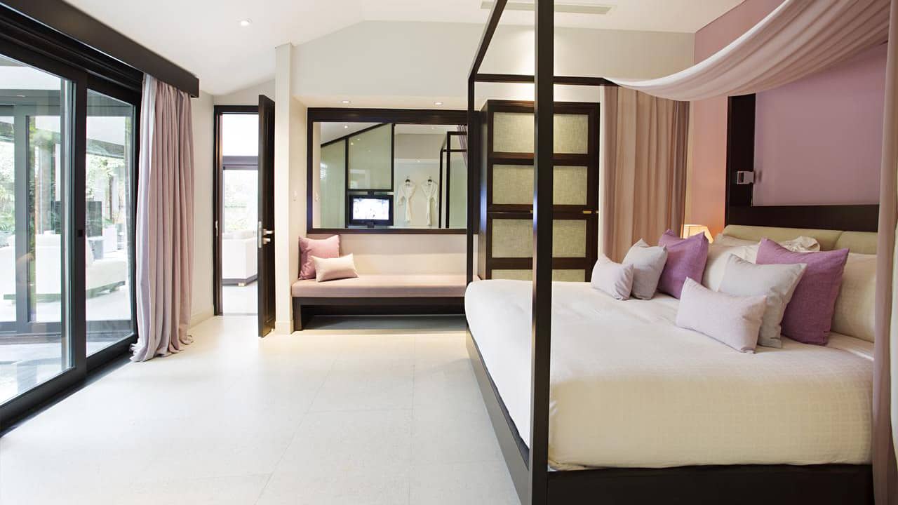 Phòng ngủ với gam màu nền nã. trang nhã tại Fusion resort