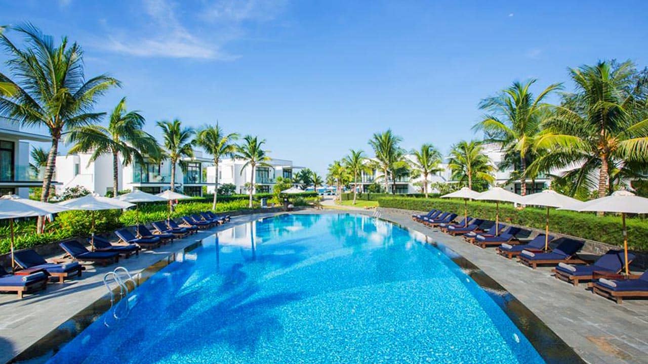 Bể bơi với làn nước trong vắt của Melia resort Đà Nẵng