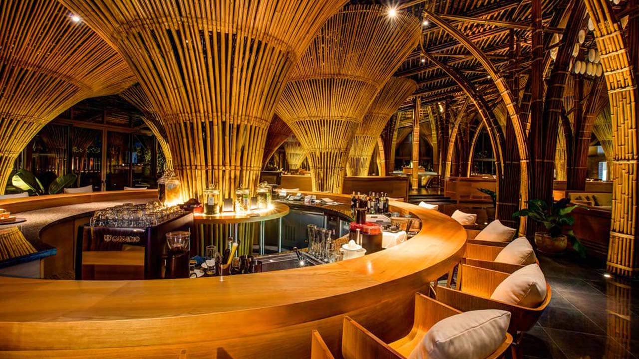 Nhà hàng trong resort được thiết kế với chất liệu gỗ - tre nhưng không mất đi vẻ sang trọng