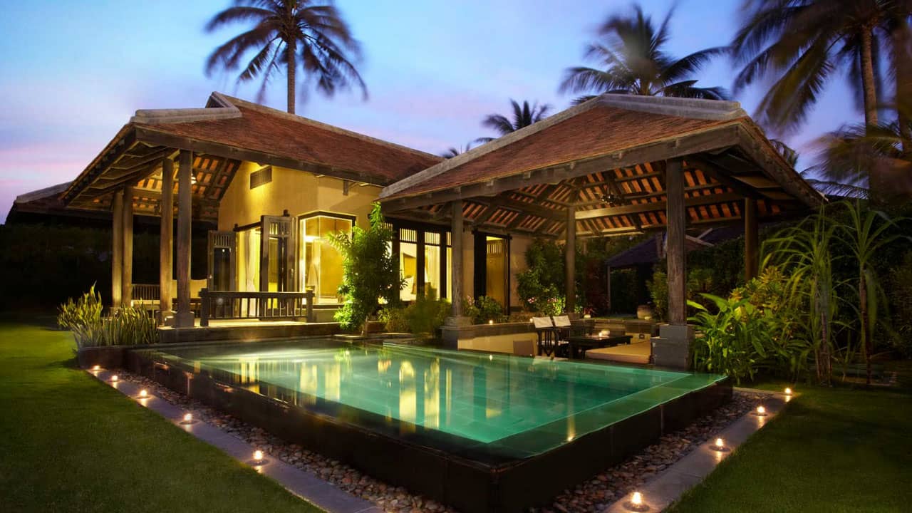 Anantara Resort & Spa với lối kiến trúc mái ngói truyền thống và khoogn gian mở