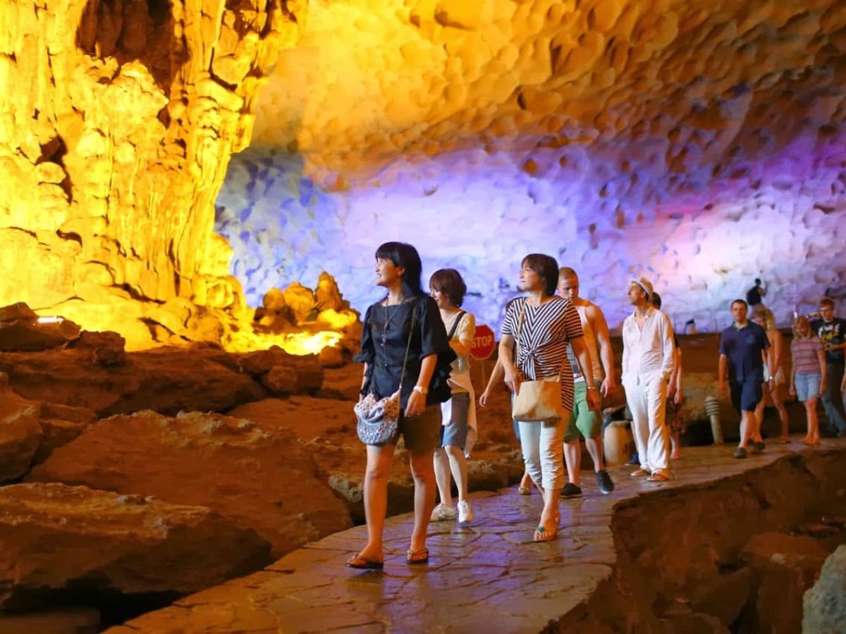 Tour vịnh Hạ Long tham quan 6 tiếng tại hang Sửng Sốt, hang Luồn và các hòn nổi tiếng. Nguồn: Internet