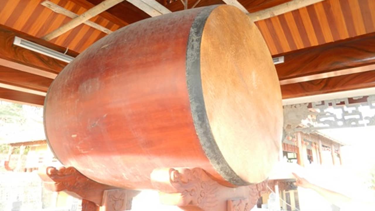 Chiếc trống độc mộc bằng gỗ đỏ liền khối lớn nhất Việt Nam tại chùa Ba Vàng. Nguồn: Internet