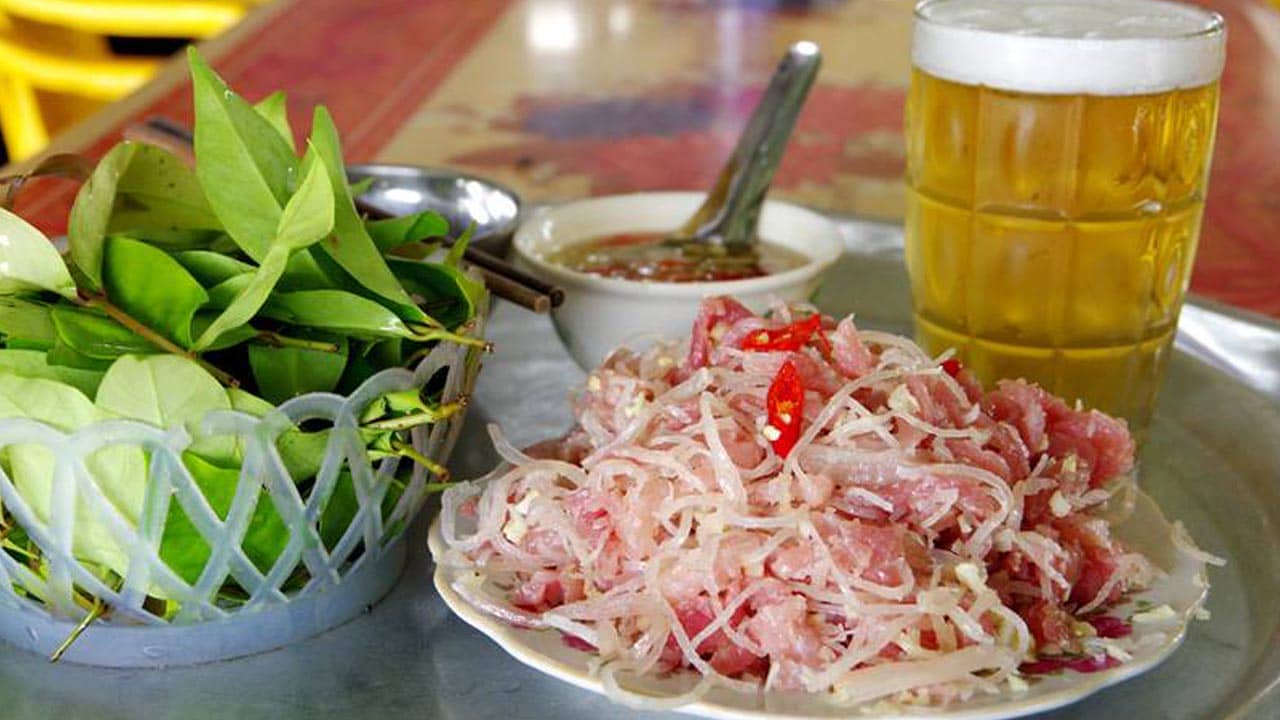 Khi ăn nem chua An Thọ, bạn có thể ăn kèm dưa chuột muối, rau thơm, sung muối, nước mắm chanh tỏi ớt.
