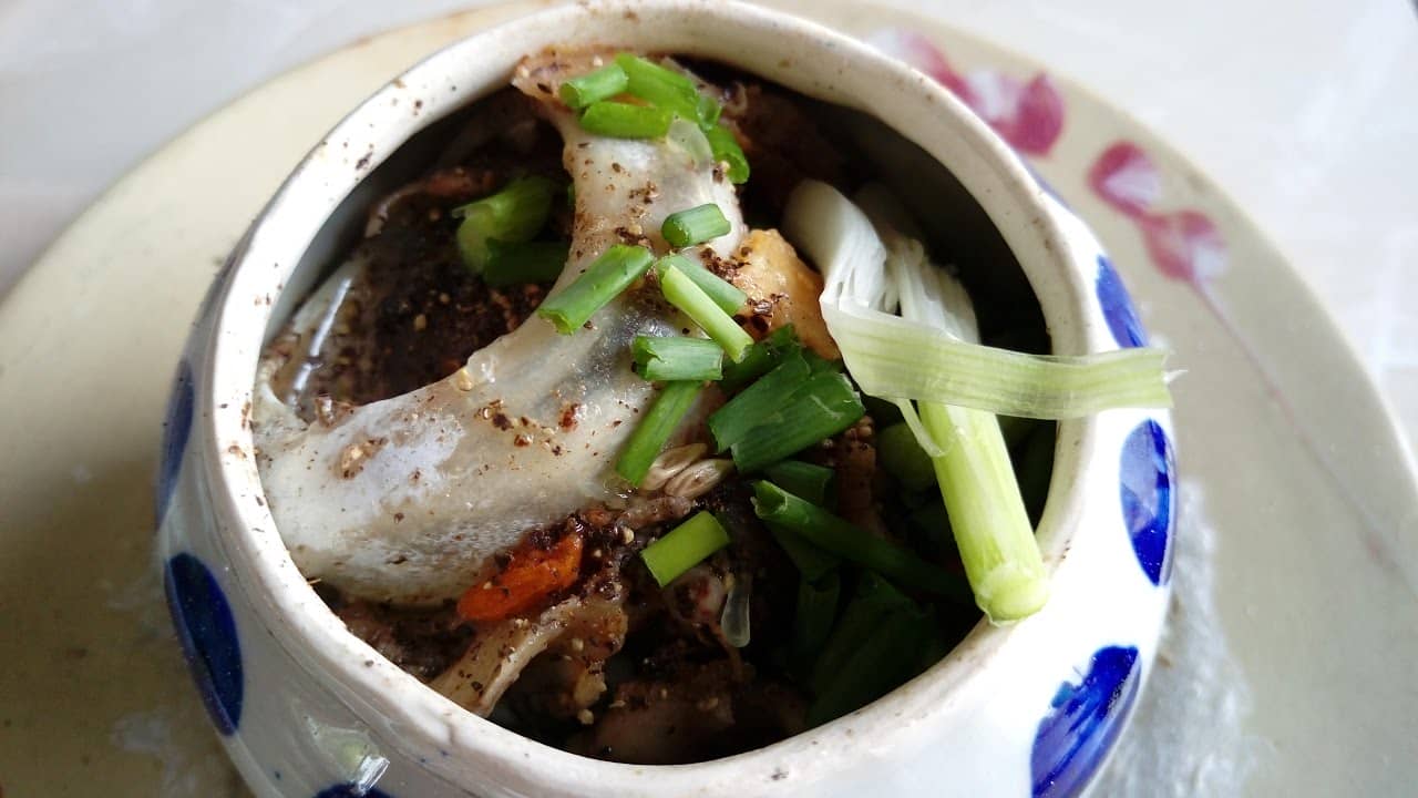 Mắt cá ngừ đại dương hầm thuốc bắc là món ngon đặc sản Phú Yên, nhìn thoáng qua dễ khiến người ăn khiếp sợ.