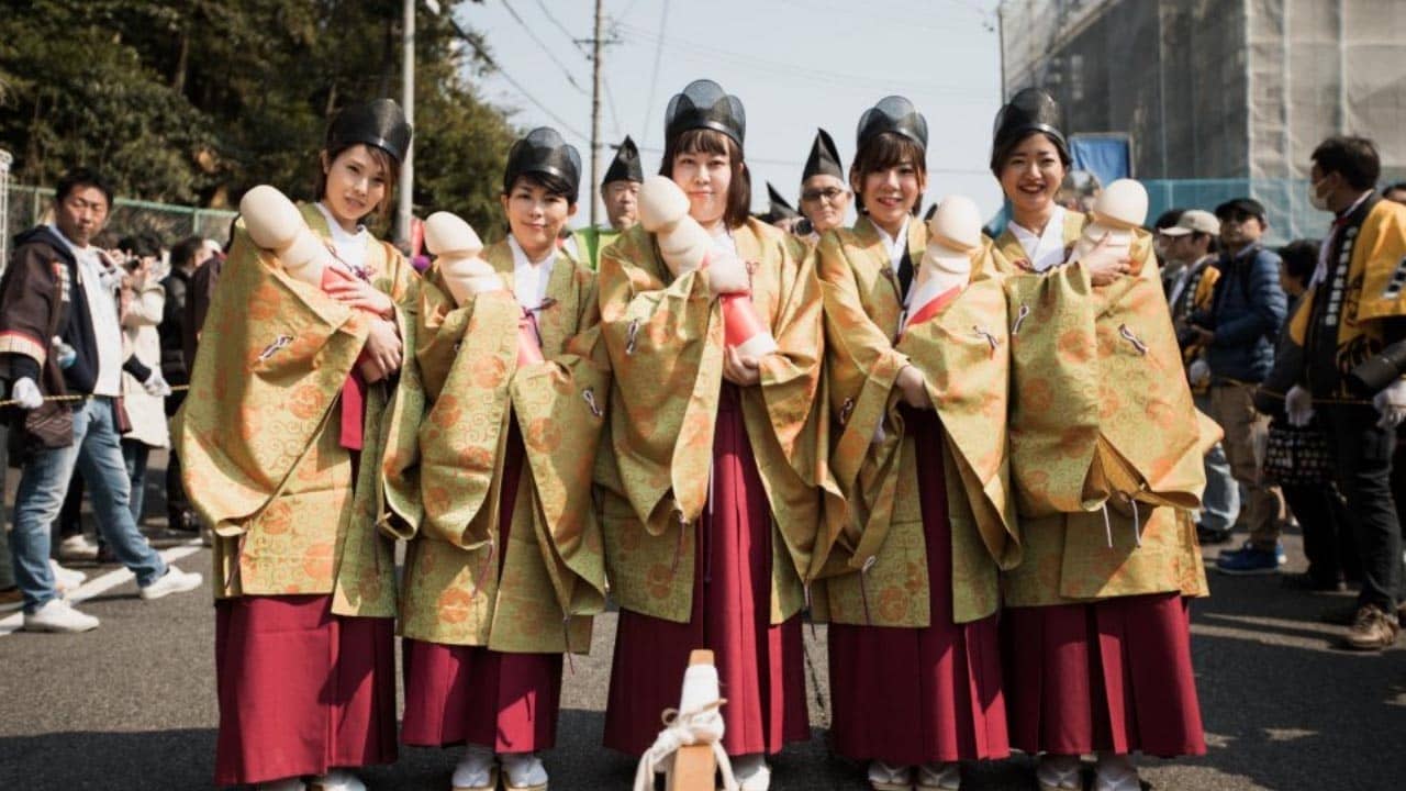 Các cô gái ôm những chiếc dương vật giả để cầu may mắn trong lễ hội Honen Matsuri